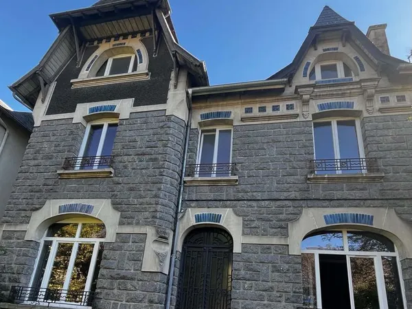 Maison de caractère en pierre - 290 m² - 5 chambres avec salle de bain - Centre-ville d'Ussel (19200