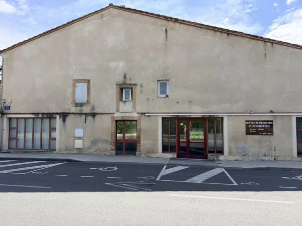 LOCAL REZ-DE-CHAUSSEE AVEC PARKING