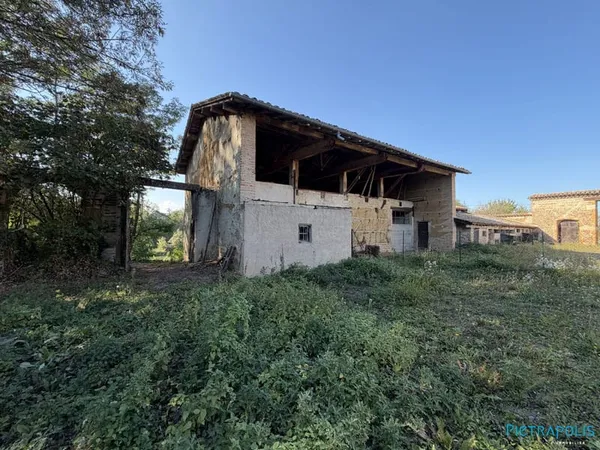 PLATEAU DE 210M2 à rénover sur un terrain de 1295m2 HORS COPRO