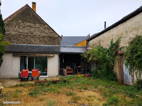 Maison de caractère, ancien relais de poste de 1848 de 113 M2, plein pied avec sa grange attenante d