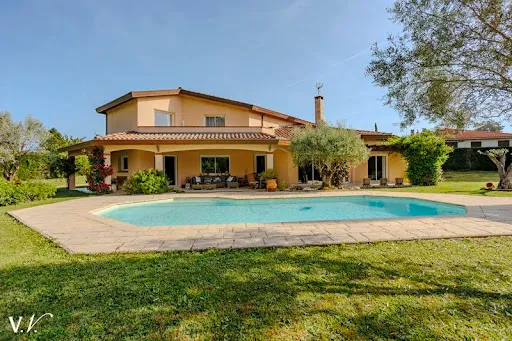 Maison 7 pièces 323 m²
