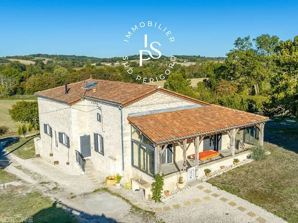 Maison en pierre entiérement rénovée du 19e siècle avec dépendance entre Cancon et Villeréal.