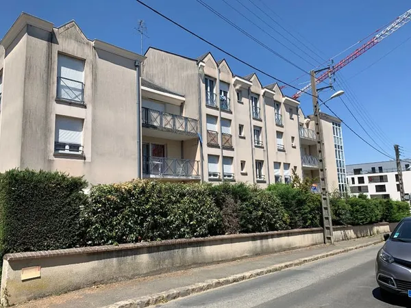 A louer Studio CHARTRES avec terrasse et parking