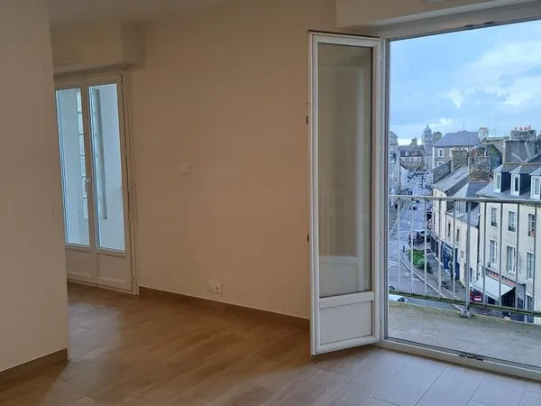 Appartement entièrement rénové centre St-Servan, résidence avec ascenseur eau et chauffage compris d
