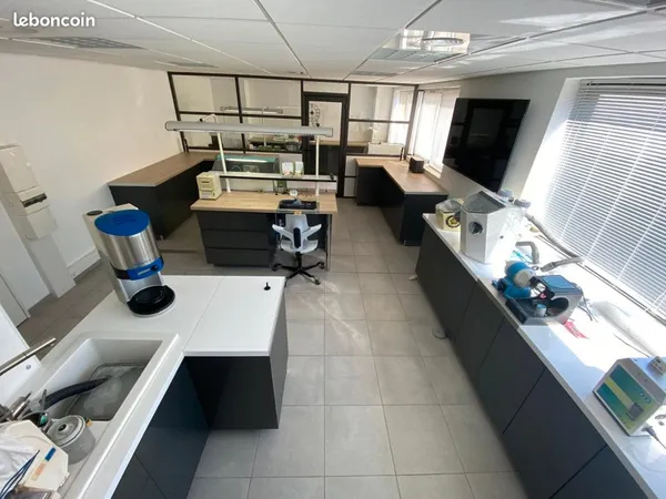 Mougins ouest local professionnel meublé en 2 pièces de 51m2 avec verrière