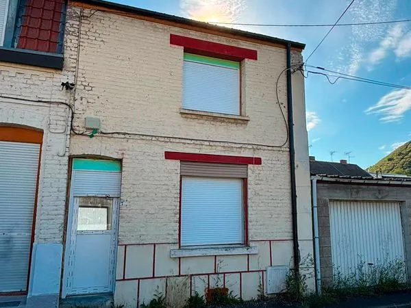 Maison mitoyenne rénovée - 2 chambres - Cour et dépendance - Denain
