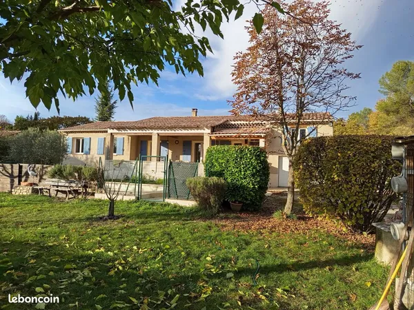Proche FORCALQUIER villa de plain pied sur 1000 m2 Tout confort