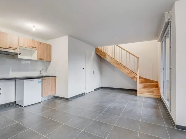 T2 duplex neuf, idéalement situé, avec balcon et parking