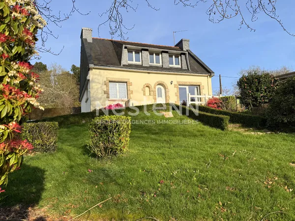 LOCMINE - Charmante maison traditionnelle à vendre 4 chambres, son joli jardin de 1500 m² et son sou