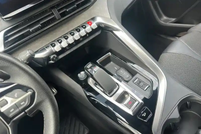 Peugeot 3008 hybrid4 300 e-eat8 — photo 26