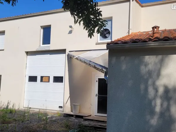 Local commercial 197m2 + préau 36m2 + espace bureaux 80m2 à louer à Bouguenais