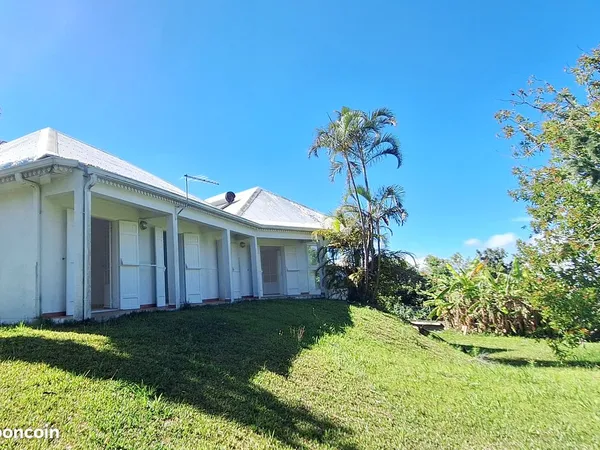 Grande villa F4 sur 1258 m² de terrain au TAMPON