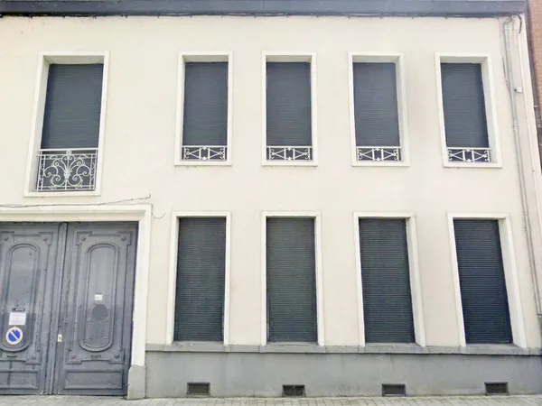 Locaux professionnels 225 m² sur 3 Niveaux - Parking privé