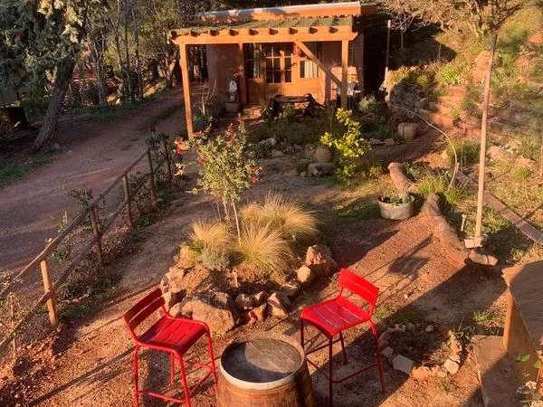 Maison atypique en bois et paille de 60 m² avec jardin de 1000 m², au coeur d'un domaine de 6 hectar