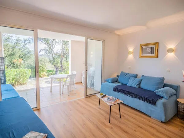 Grimaud proche plages: appartement rénové dans résidence avec piscine