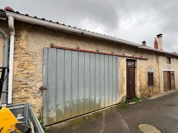 Grange avec cour et dépendance