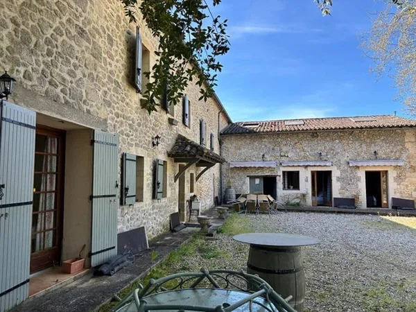 Moulin XIIIème siècle restauré en bord de cascade - Exclusivité