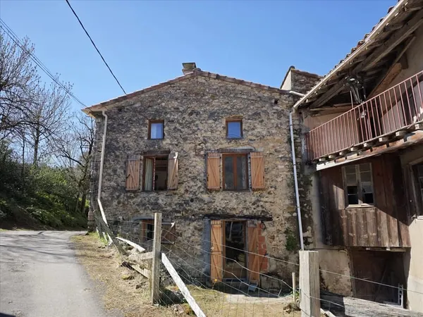 Jolie maison en pierres avec dépendances