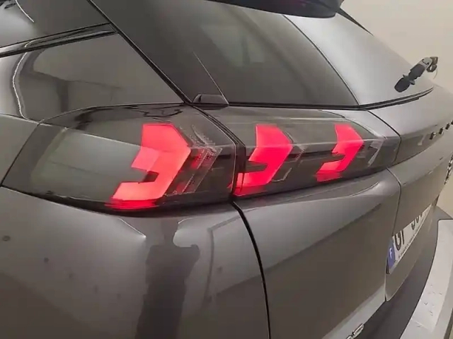 Peugeot 2008 puretech 130 s&amp;s bvm6 — photo 13