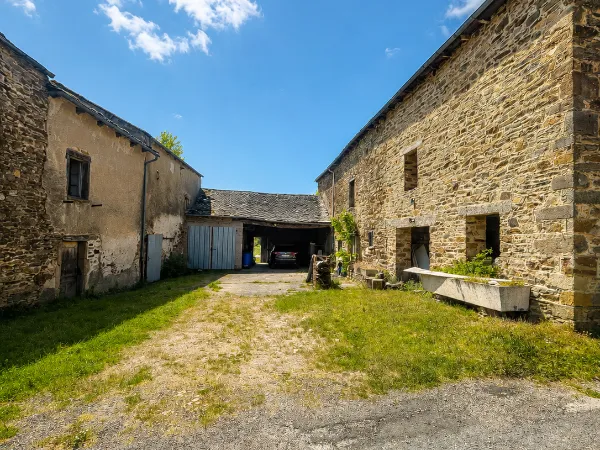 Corps de ferme en pierre à rénover avec 2 granges et 3 000 m² de terrain