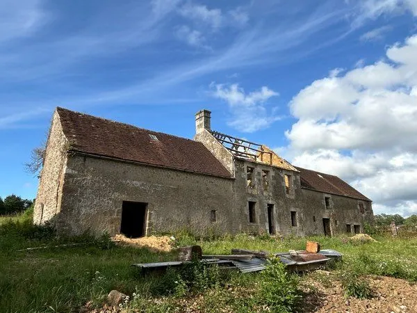 Corps de ferme en pierre - 1,5 ha - Permis obtenu - Fort potentiel 300 m²