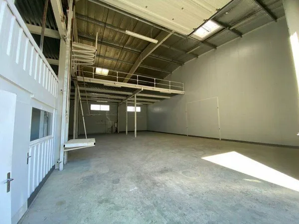 Entrepôt 667 m²