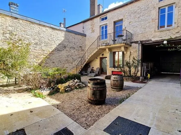 Un micro-domaine avec une maison comprenant 2 appartements