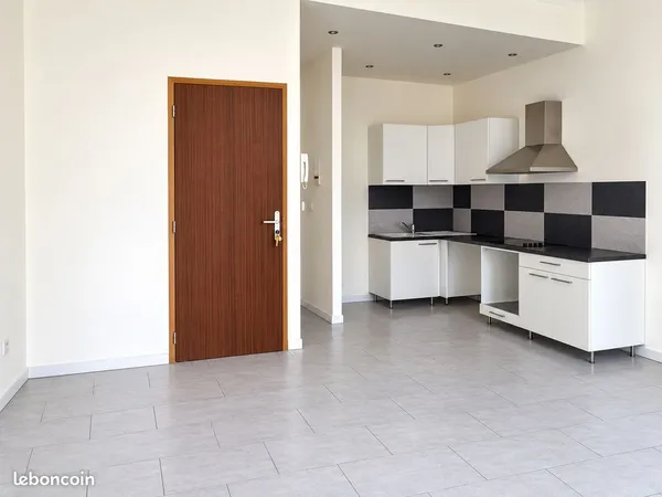 Beau T2 en bon état de 47,5 m² - Gare St Charles, Marseille 13001