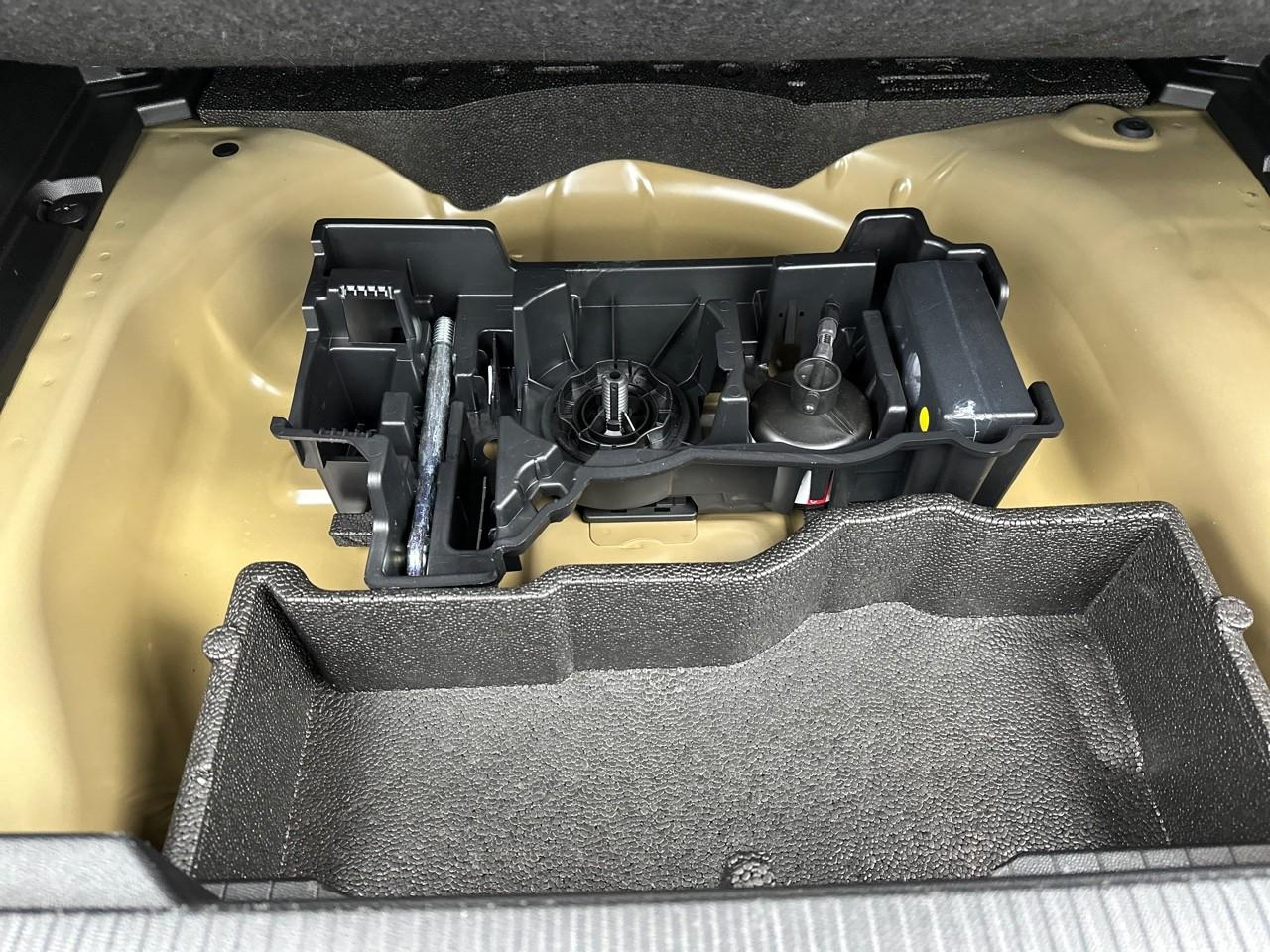 Peugeot 2008 hybrid 136 e-dcs6 gt — photo 38