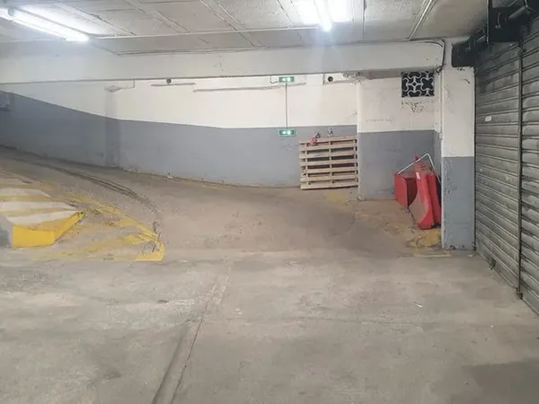 Parking garage box fermé et sécurisé proche Libération
