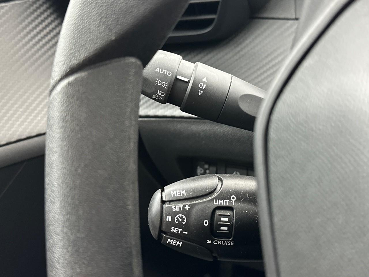 Peugeot 208 puretech 75 s&s bvm5 like — photo 17