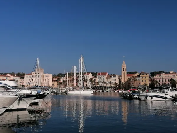 RARE A SANARY T2 AVEC GARAGE AU COEUR DU VILLAGE