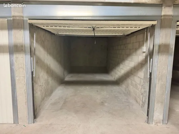 Garage fermé dans résidence récente