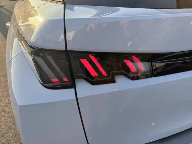 Peugeot 3008 hybrid 145 e-dcs6 — photo 17