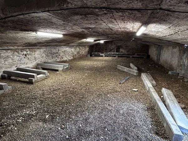 Cave 150 m2 RUE BELLEVUE BEAUNE entrée indépendante