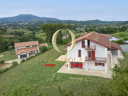 Maison 9 pièces 255 m²
