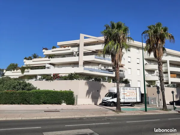 T2 vide avec grande terrasse et garage