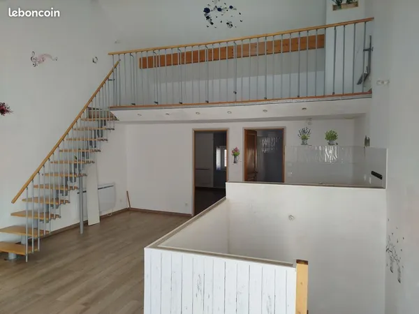 F3 duplex, terrasse donnant sur cour interieur 2em eta