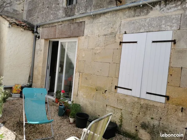 Appartement centre de JONZAC en rez de chaussée avec cour