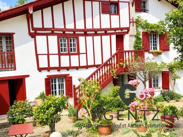 Vends propriété - 297 m² - 8 pièces, 6 chambres - Cambo-les-Bains 64250