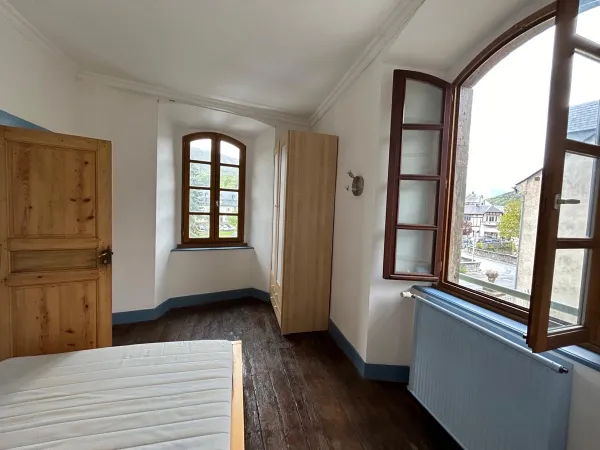 Loue appartement T4, 1 stationnement, 3 chambres, 1er étage