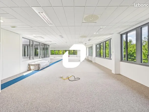 Bureau 698 m²