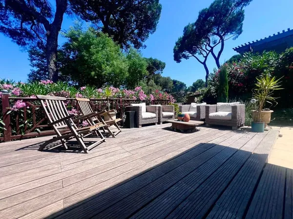 Chalet californien avec grande terrasse et de belles prestations