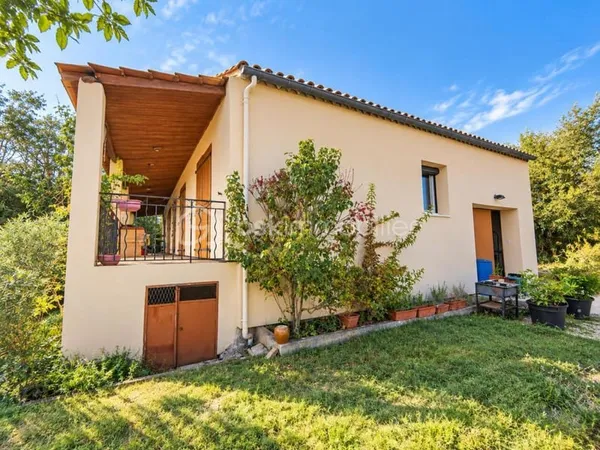 EXCLUSIVITÉ - Bourg-Saint-Andéol : maison au calme, terrain de 2 600 m² et belles dépendances
