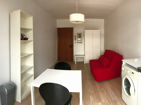 Neuilly, rue de Chézy, studio meublé 20 m², étage élevé et lumineux, sur jardin