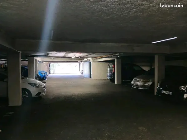 Parking fermé et sécurisé Villeurbanne proche Doua
