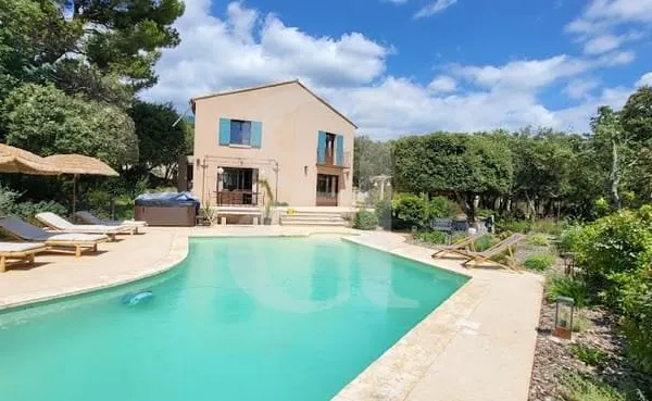 Villa 4 pièces 240 m²