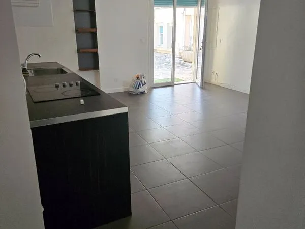 Appartement commerçant 30 m de pièces au calme il y a qu'un étage en haut ce sont des petites villes