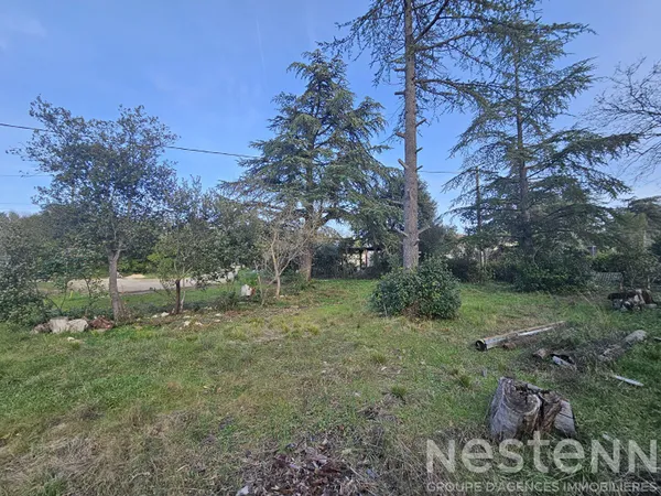 Terrain constructible de 700m2 proche centre ville de Saint Maximin la Sainte Baume