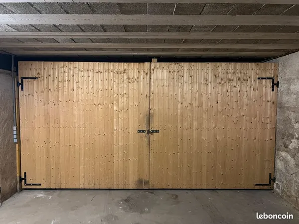 Location box 46m2 en sous-sol - Accès par porte fermée + porte box